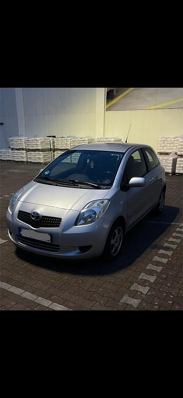 Silber Gebraucht 2006 Toyota Yaris Kleinwagen | 800 € (Fairer Preis) - Bild 1/4