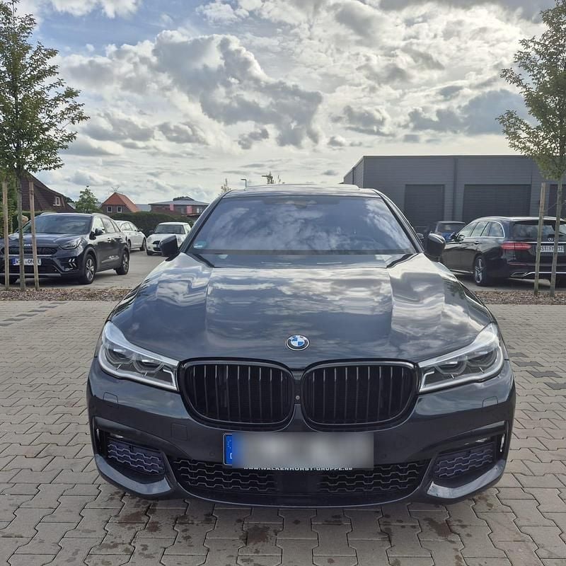 Grau Gebraucht 2016 BMW 740 M Sport Limousine | 24.000 € (Superpreis) - Bild 1/4