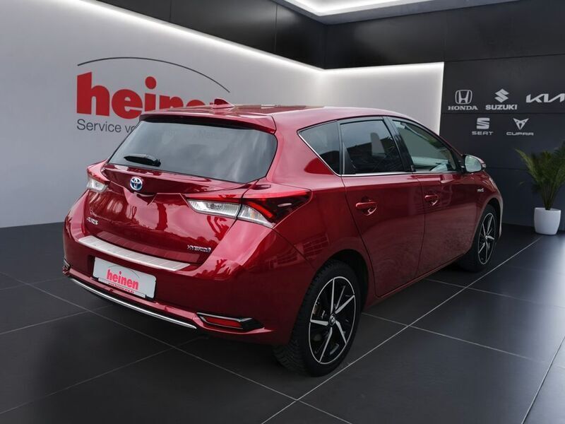 Gebraucht Toyota Auris Hybrid Team 99 PS (72 kW) 2019 Rot Limousine