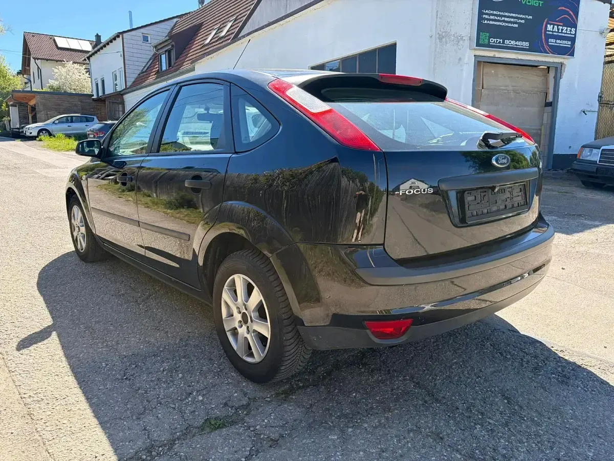 Second-hand Ford Focus 100 CP (73 kW) 2005 Negru Hatchback