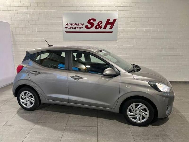 Braun Gebraucht 2022 Hyundai i10 Select Kleinwagen | 12.490 € (Fairer Preis) - Bild 1/4