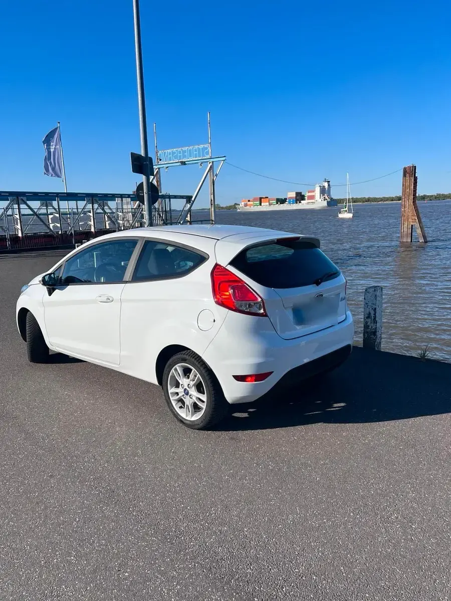 Gebraucht Ford Fiesta 60 PS (44 kW) 2015 Weiß Kleinwagen