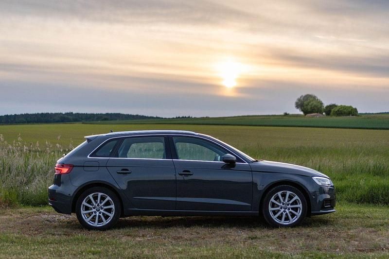 Grau Gebraucht 2017 Audi A3 Sportback Design Kombi | 16.400 € (Fairer Preis) - Bild 1/4