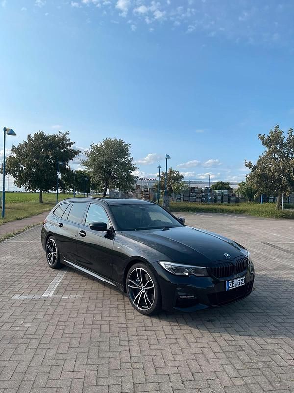 Schwarz Gebraucht 2019 BMW 330 M Sport Kombi | 29.999 € (Guter Preis) - Bild 1/4