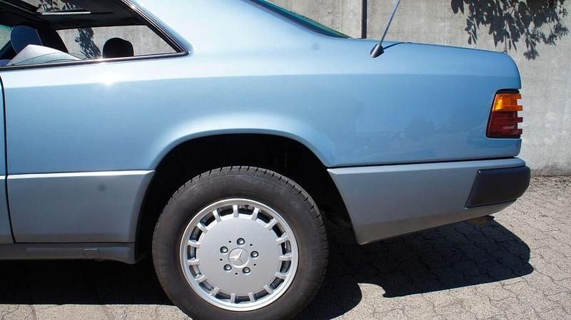 Gebraucht Mercedes E300 179 PS (131 kW) 1988 Blau Coupé