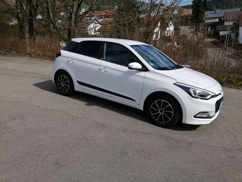 Gebraucht Hyundai i20 Passion 84 PS (61 kW) 2016 Weiß Limousine