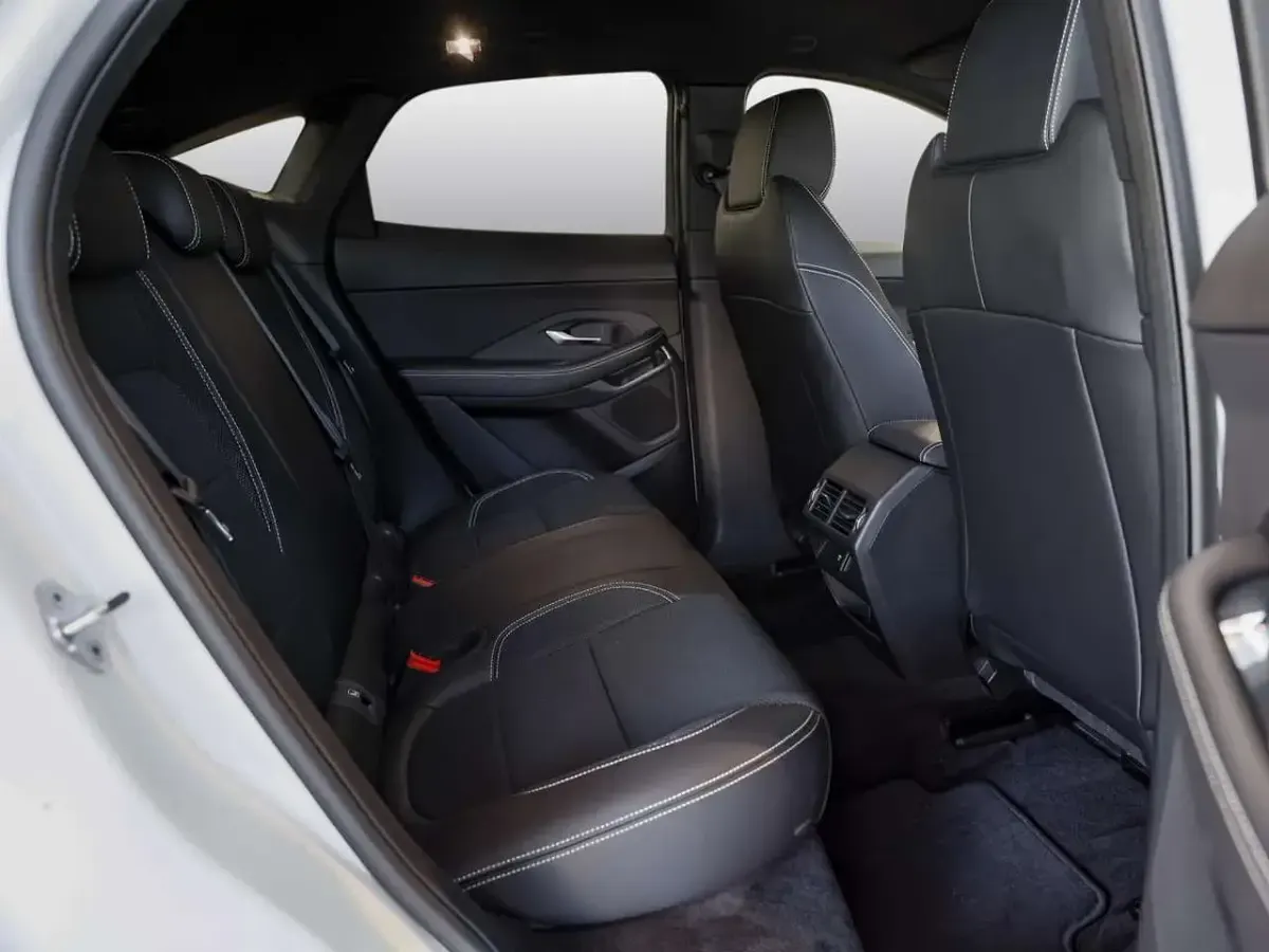 Käytetty Jaguar E-Pace R-Dynamic 150 HP (110 kW) 2020 Valkoinen Katumaasturi