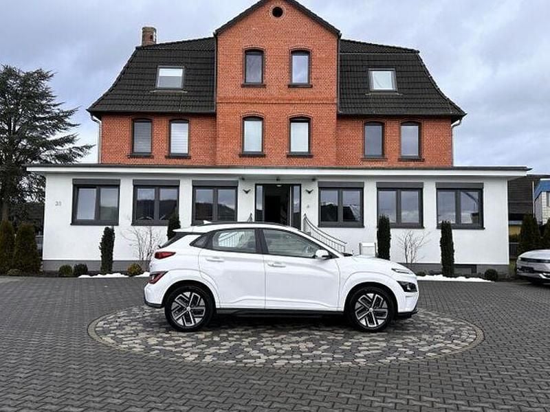 Gebraucht Hyundai Kona Select 100 kW (136 PS) 2022 Weiß SUV