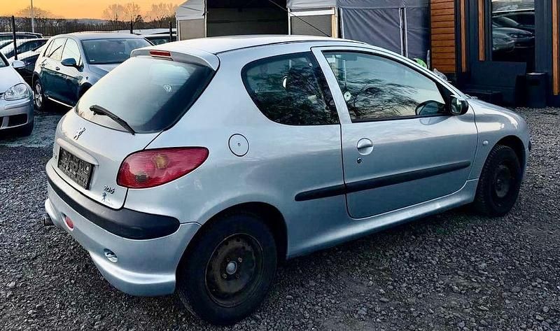 Gebraucht Peugeot 206 Tendance 75 PS (55 kW) 2004 Silber Limousine