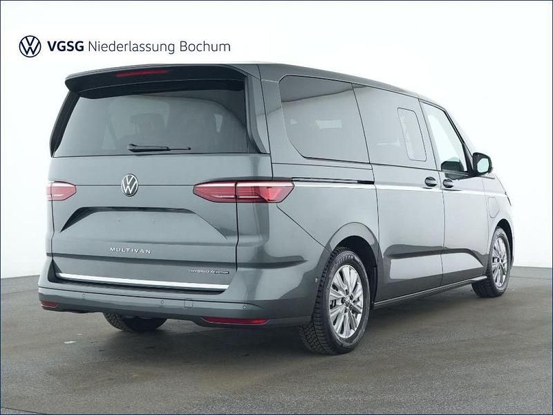 Gebraucht VW Multivan Style 177 PS (130 kW) 2025 Grau Van