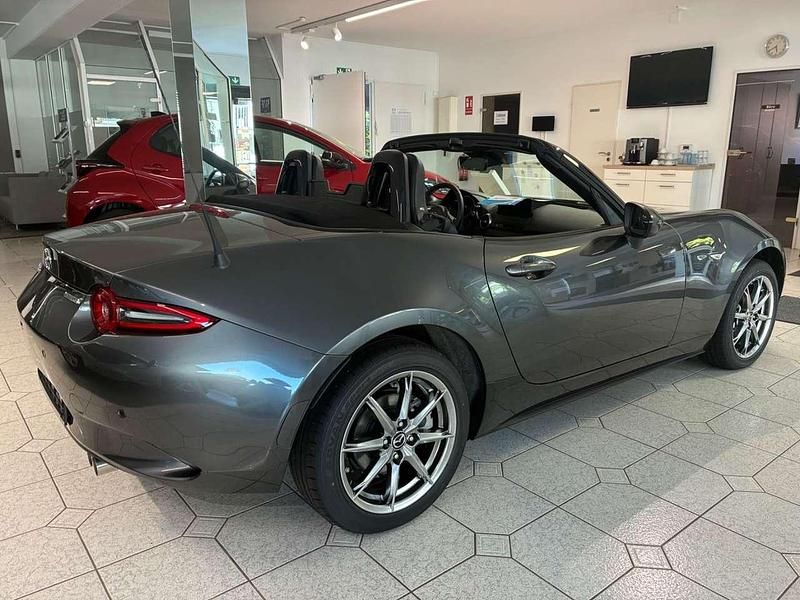 Neu Mazda MX5 Exclusive-Line 132 PS (97 kW) 2025 Machine grey Cabrio