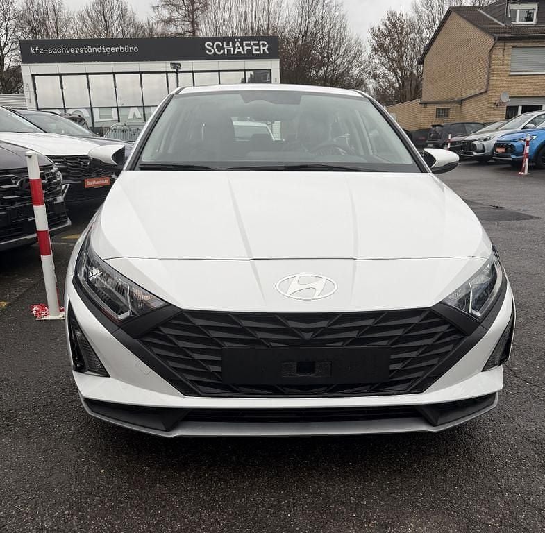 Neu Hyundai i20 79 PS (58 kW) 2025 Grau Limousine