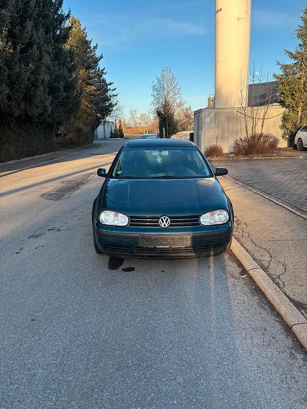 Grün Gebraucht 2002 VW Golf IV Kleinwagen | 2.400 € - Bild 1/4