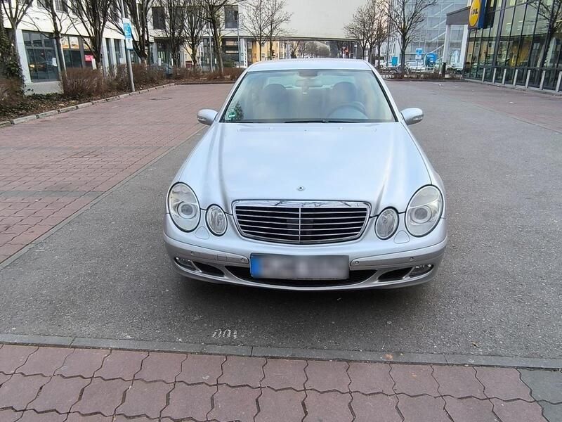 Silber Gebraucht 2005 Mercedes E220 Classic Limousine | 3.600 € (Fairer Preis) - Bild 1/4