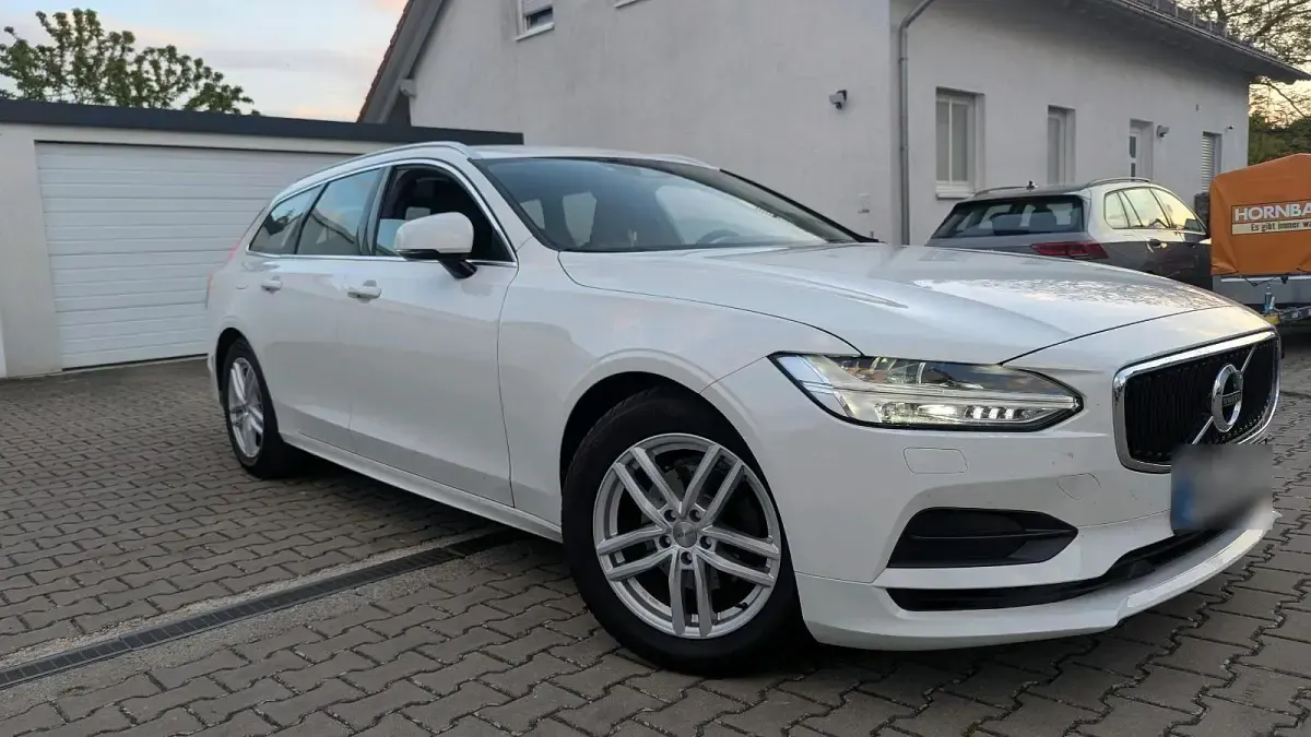 Gebraucht Volvo V90 Momentum 190 PS (139 kW) 2020 Weiß Kombi