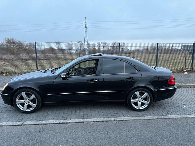 Gebraucht Mercedes E220 150 PS (110 kW) 2004 Schwarz Limousine