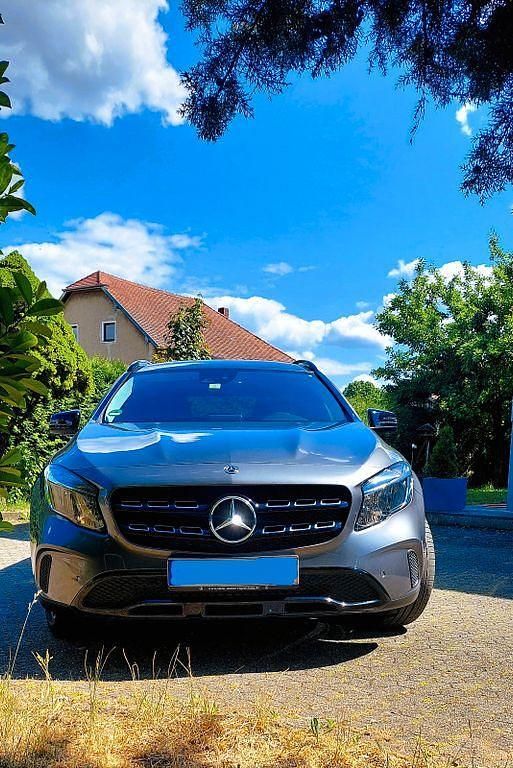 Grau Gebraucht 2018 Mercedes GLA180 Night SUV | 20.555 € (Fairer Preis) - Bild 1/4