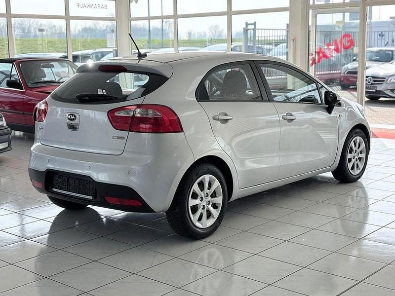 Gebraucht Kia Rio Edition 7 109 PS (80 kW) 2015 Silber Limousine