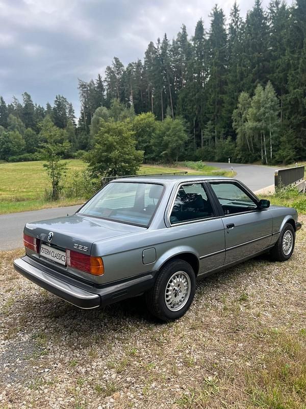 Gebraucht BMW 325 122 PS (89 kW) 1986 Blau Coupé