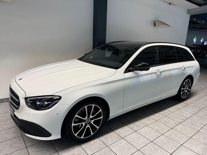 Weiß Gebraucht 2024 Mercedes E220 Limousine | 39.000 € (Fairer Preis) - Bild 1/4