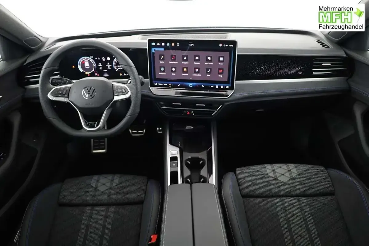 Neu VW Passat R-line 193 PS (141 kW) 2026 Grenadilla black meta... Kombi