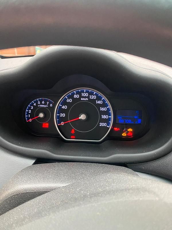 Weiß Gebraucht 2012 Hyundai i10 Kleinwagen | 3.250 € (Fairer Preis) - Bild 1/4