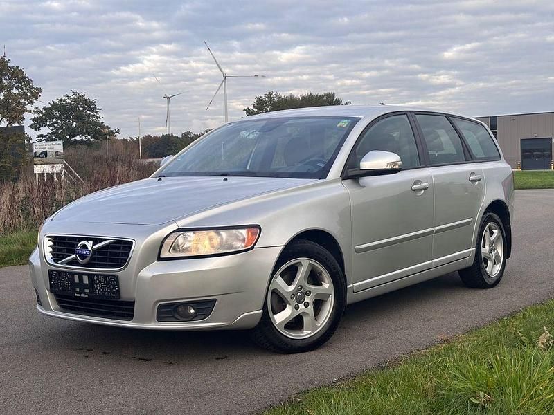 Silber Gebraucht 2010 Volvo V50 Momentum Kombi | 3.750 € - Bild 1/4