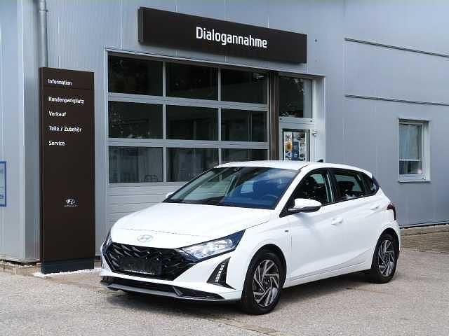 Weiß Gebraucht 2024 Hyundai i20 Trend Limousine | 19.900 € (Etwas zu teuer) - Bild 1/4