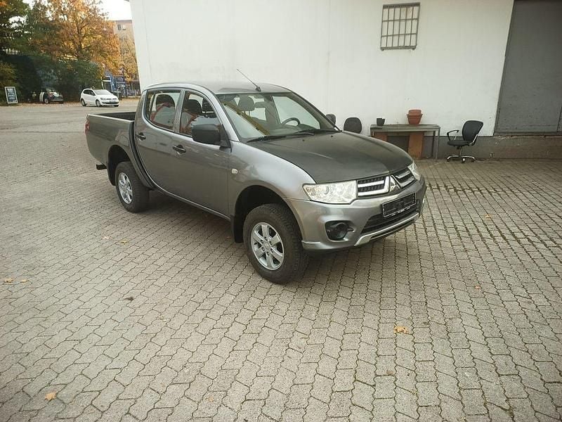 Grau Gebraucht 2014 Mitsubishi L200 Abholung | 14.300 € (Teuer) - Bild 1/4