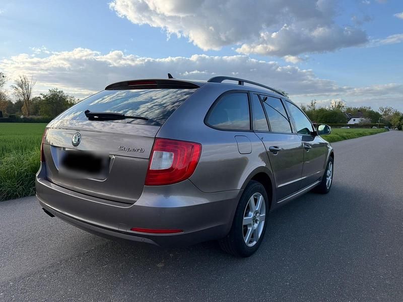 Gebraucht Skoda Superb 140 PS (102 kW) 2011 Andere farben Kombi