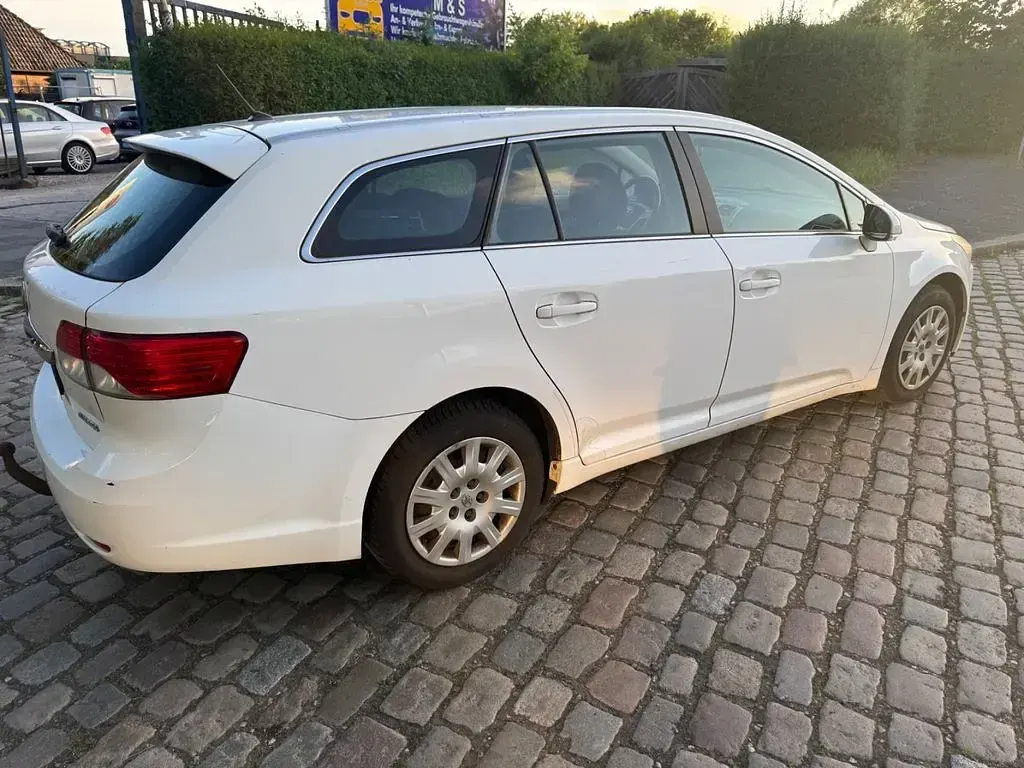 Gebraucht Toyota Avensis Basis 126 PS (92 kW) 2012 Weiß Kombi