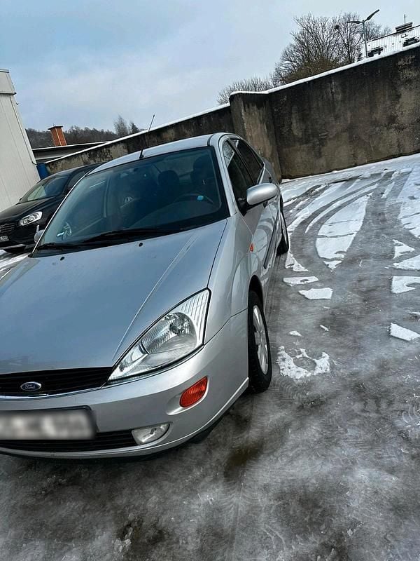 Silber Gebraucht 2000 Ford Focus Limousine | 1.750 € (Fairer Preis) - Bild 1/4