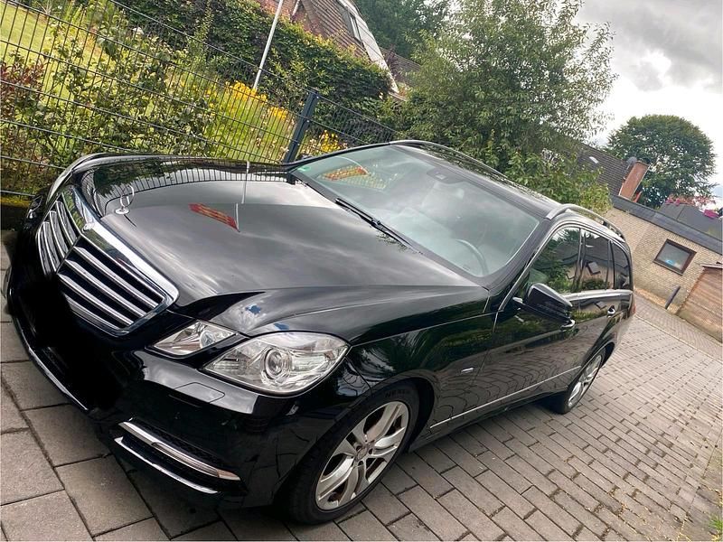 Schwarz Gebraucht 2011 Mercedes E220 Kombi | 12.650 € (Teuer) - Bild 1/4