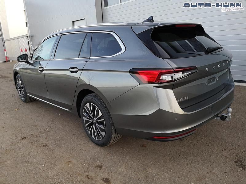Neu Skoda Superb Selection 193 PS (141 kW) 2025 Pebble silber metallic Kombi