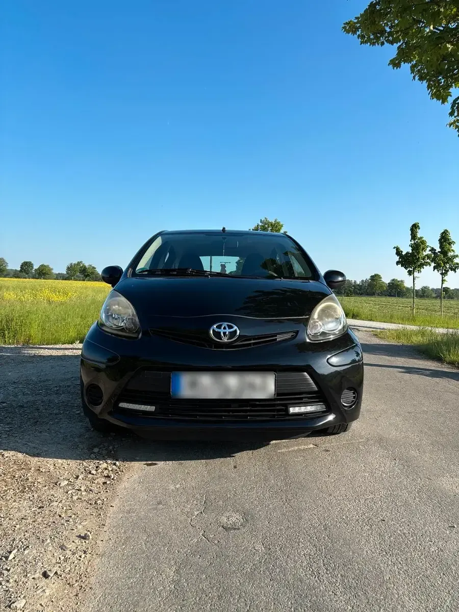 Gebraucht Toyota Aygo 68 PS (50 kW) 2013 Schwarz Kleinwagen