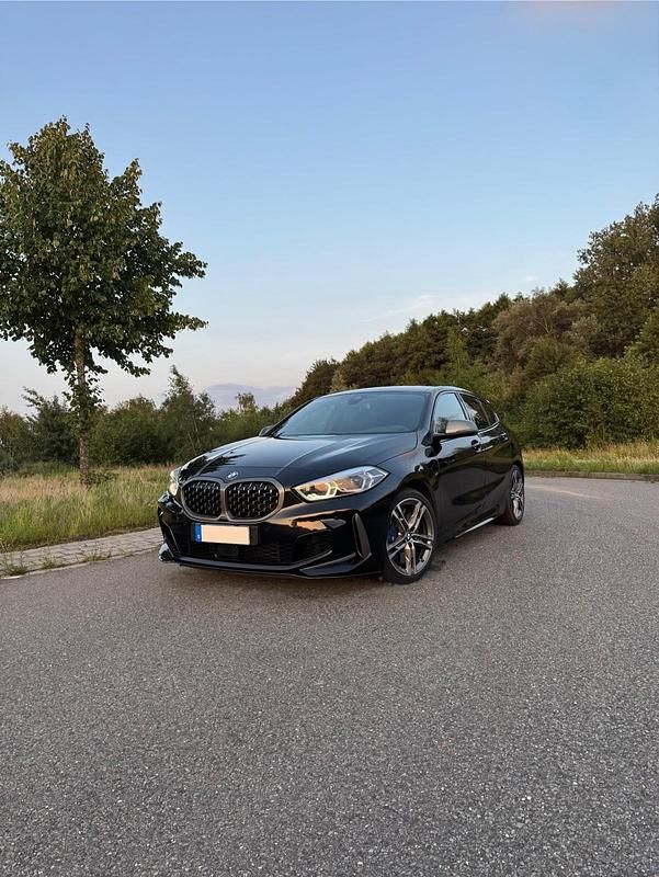 Schwarz Gebraucht 2021 BMW M135 Comfort Edition Kleinwagen | 32.899 € (Fairer Preis) - Bild 1/4