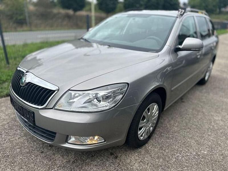 Cappuccinobeige metallic Gebraucht 2012 Skoda Octavia Family Kombi | 6.990 € (Etwas zu teuer) - Bild 1/4