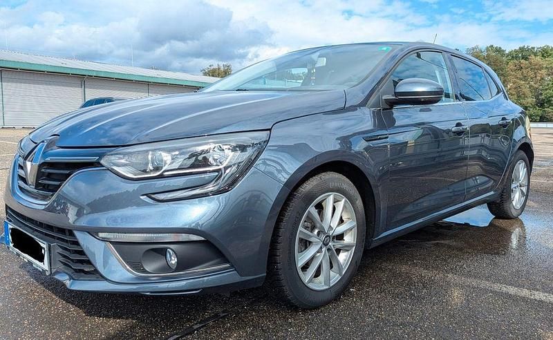 Grau Gebraucht 2017 Renault Mégane IV Life Limousine | 9.400 € (Guter Preis) - Bild 1/4