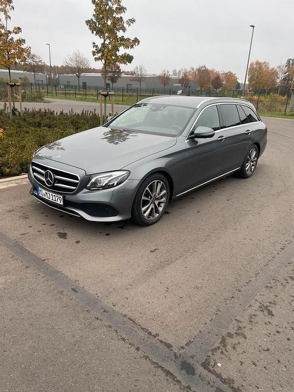 Grau Gebraucht 2019 Mercedes E350 Kombi | 25.000 € (Superpreis) - Bild 1/4