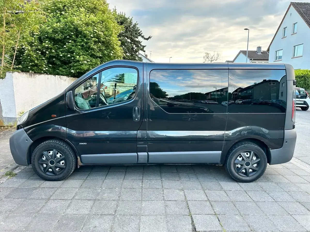 Używany Opel Vivaro 101 KM (74 kW) 2006 Czarny Minivan