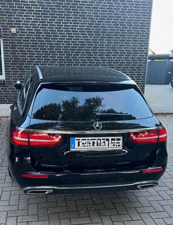 Gebraucht Mercedes E220 Avantgarde 194 PS (142 kW) 2017 Schwarz Limousine