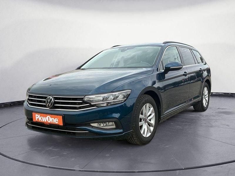 Blau Gebraucht 2023 VW Passat Business Kombi | 23.460 € (Guter Preis) - Bild 1/4