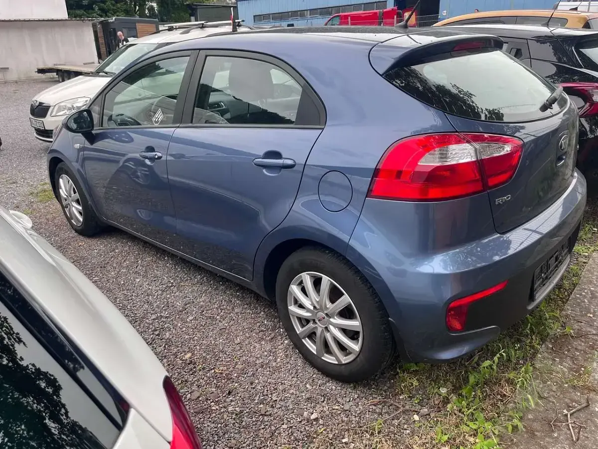 Gebraucht Kia Rio Attract 90 PS (66 kW) 2016 (eu2) urban blue Kleinwagen