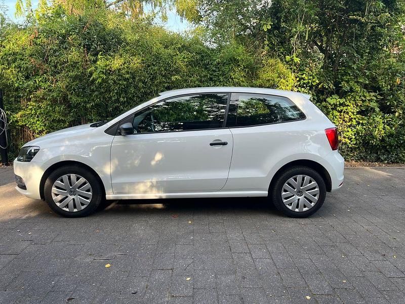 Weiß Gebraucht 2016 VW Polo Comfortline Kleinwagen | 6.999 € (Guter Preis) - Bild 1/4