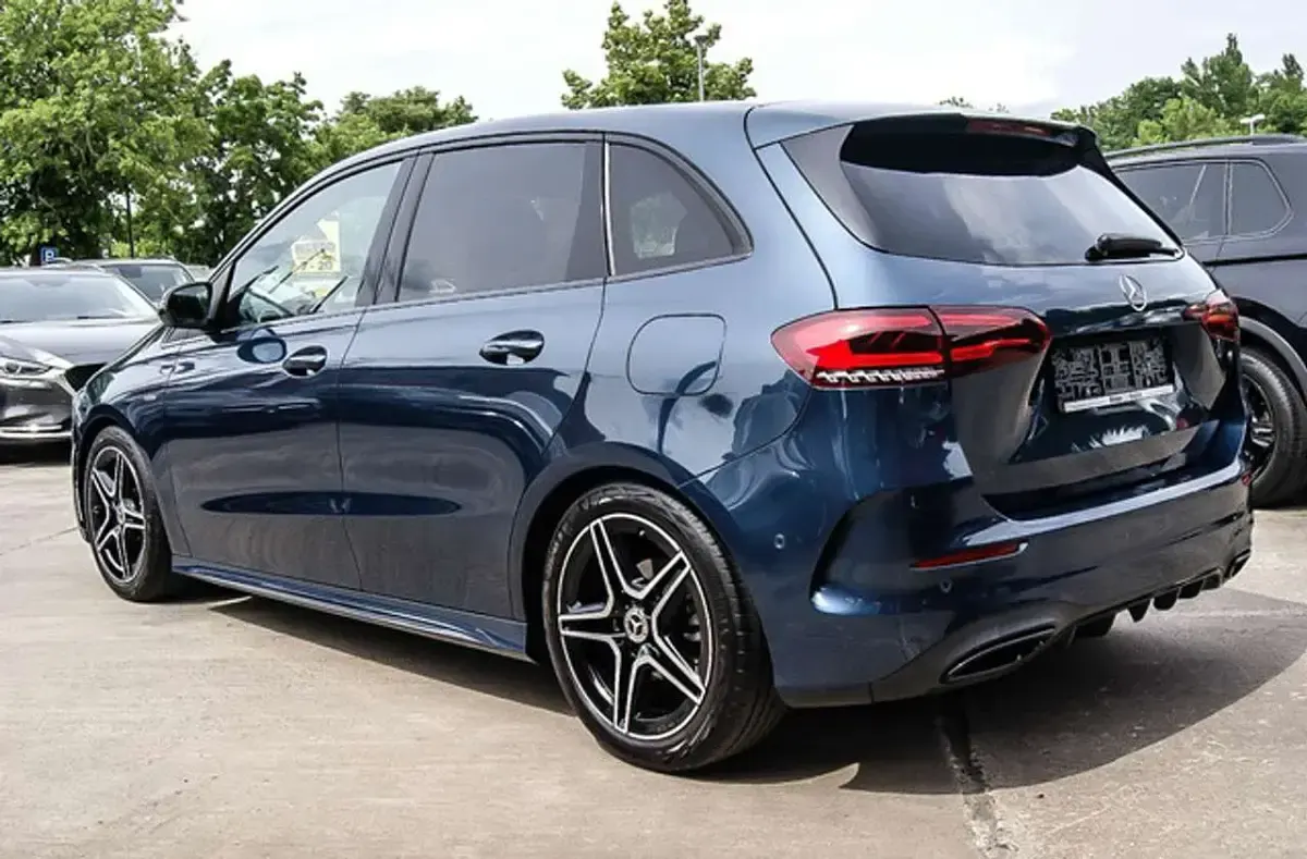 Gebraucht Mercedes B180 AMG line 136 PS (100 kW) 2021 Denimblau metallic Kleinwagen