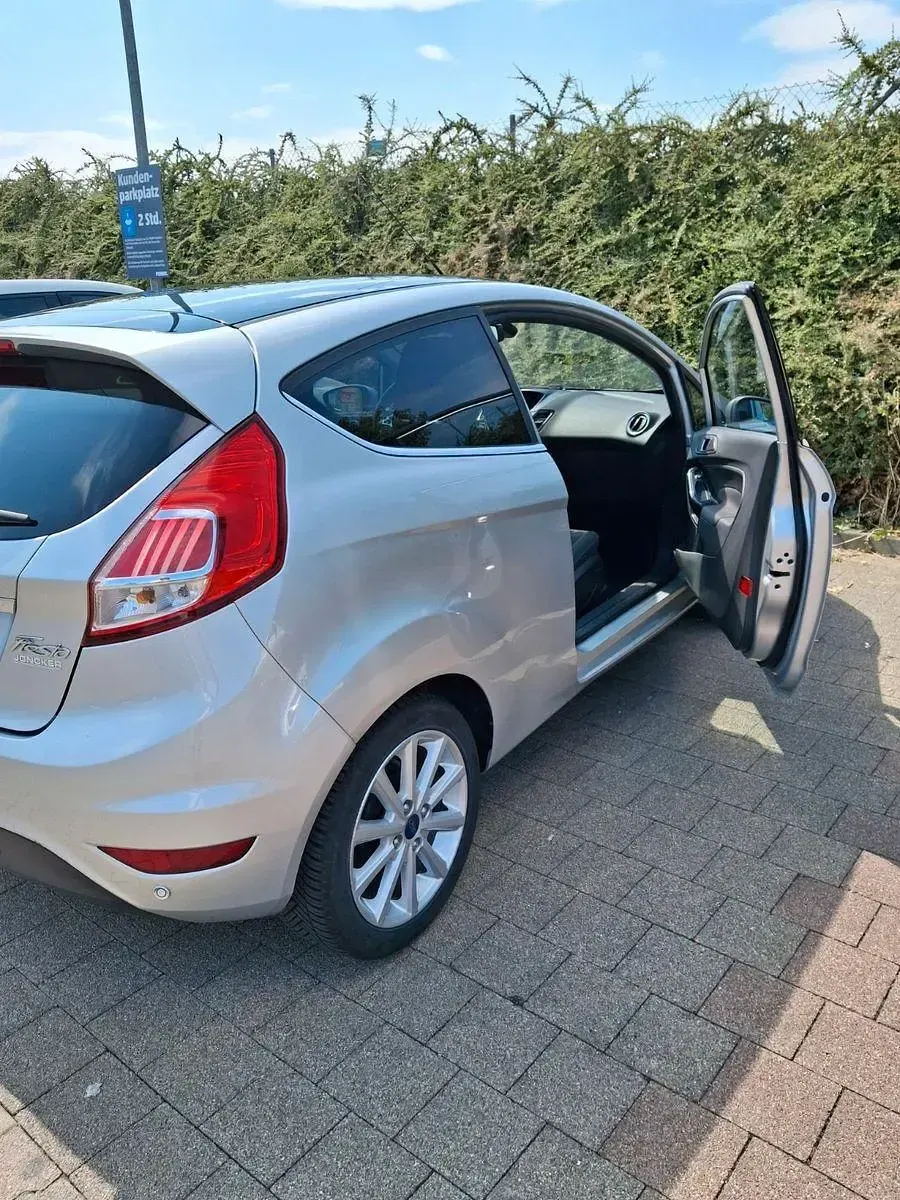 Gebraucht Ford Fiesta Titanium 101 PS (74 kW) 2016 Grau Kleinwagen