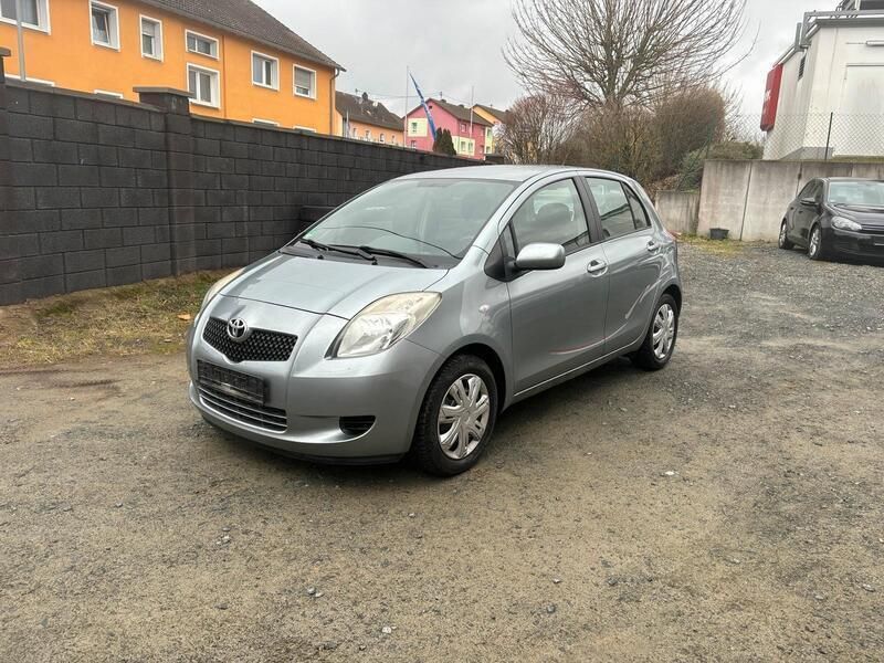 Grau Gebraucht 2006 Toyota Yaris Limousine | 2.500 € (Fairer Preis) - Bild 1/4