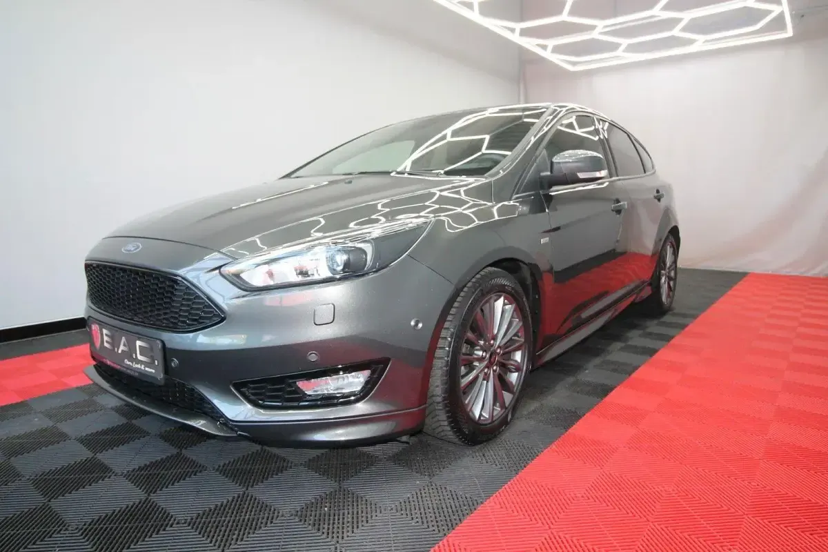 Gebraucht Ford Focus ST-Line 140 PS (102 kW) 2018 Grau Limousine