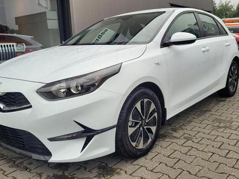 Weiss Neu 2025 Kia Ceed Kleinwagen | 20.467 € (Guter Preis) - Bild 1/1