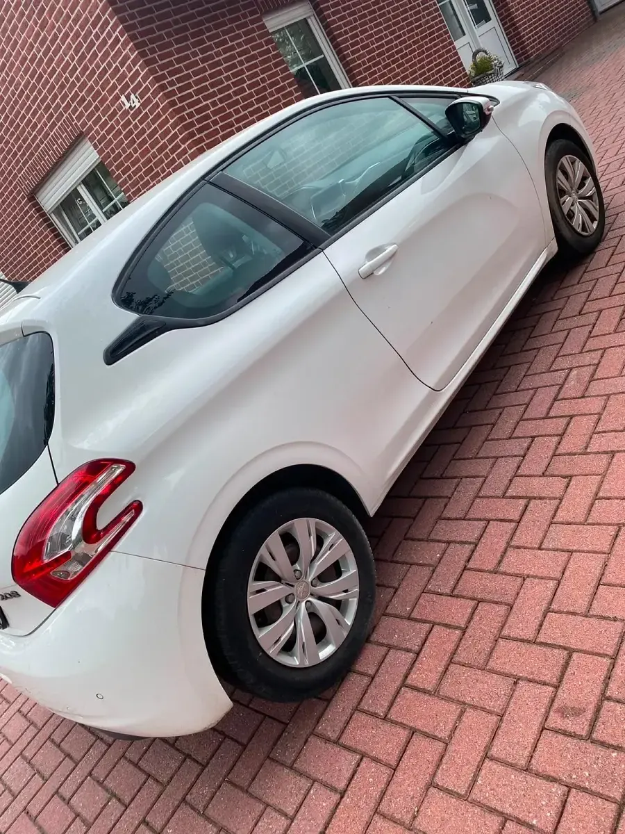 Gebraucht Peugeot 208 82 PS (60 kW) 2014 Weiß Kleinwagen